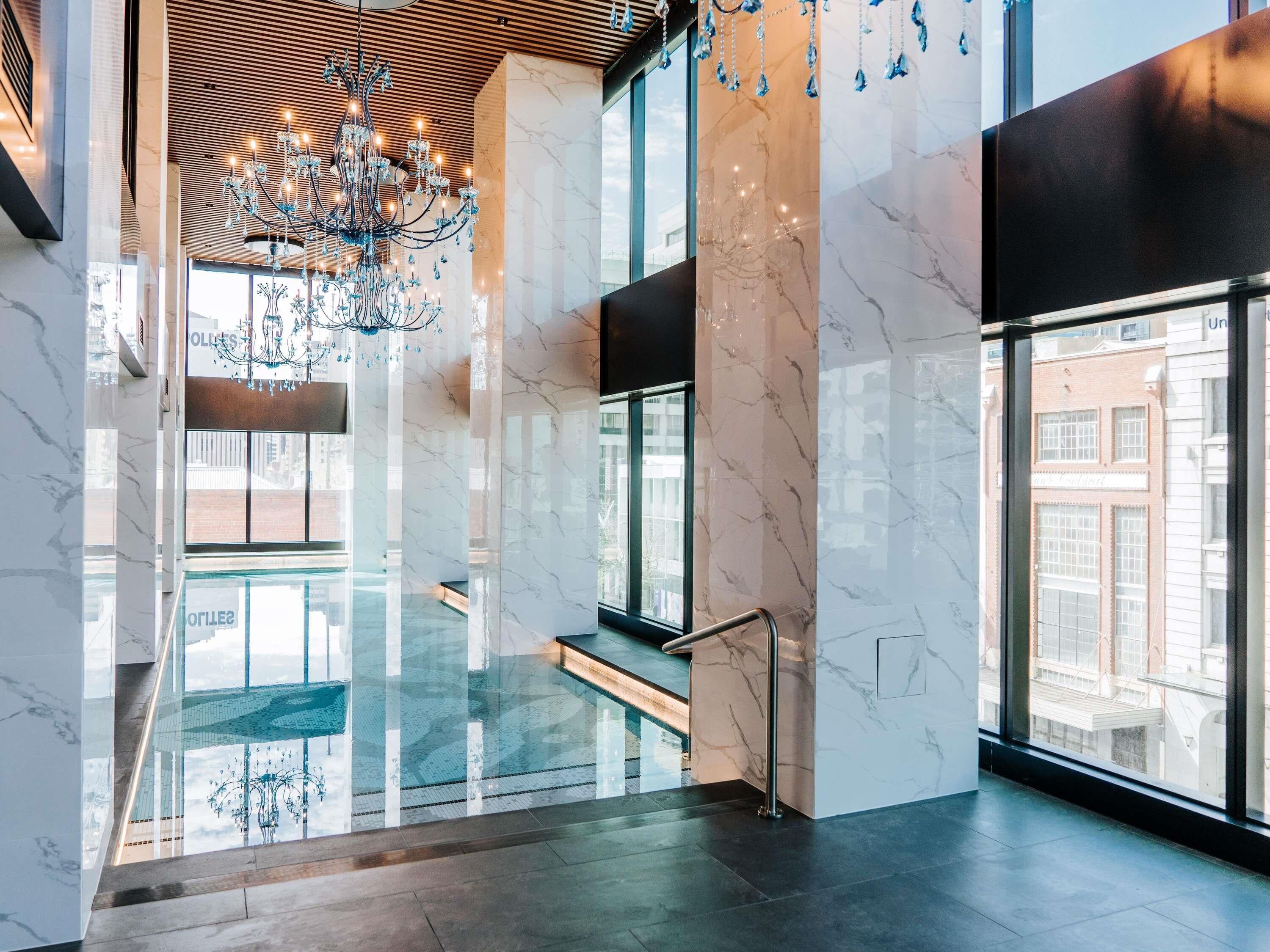 Una piscina cubierta