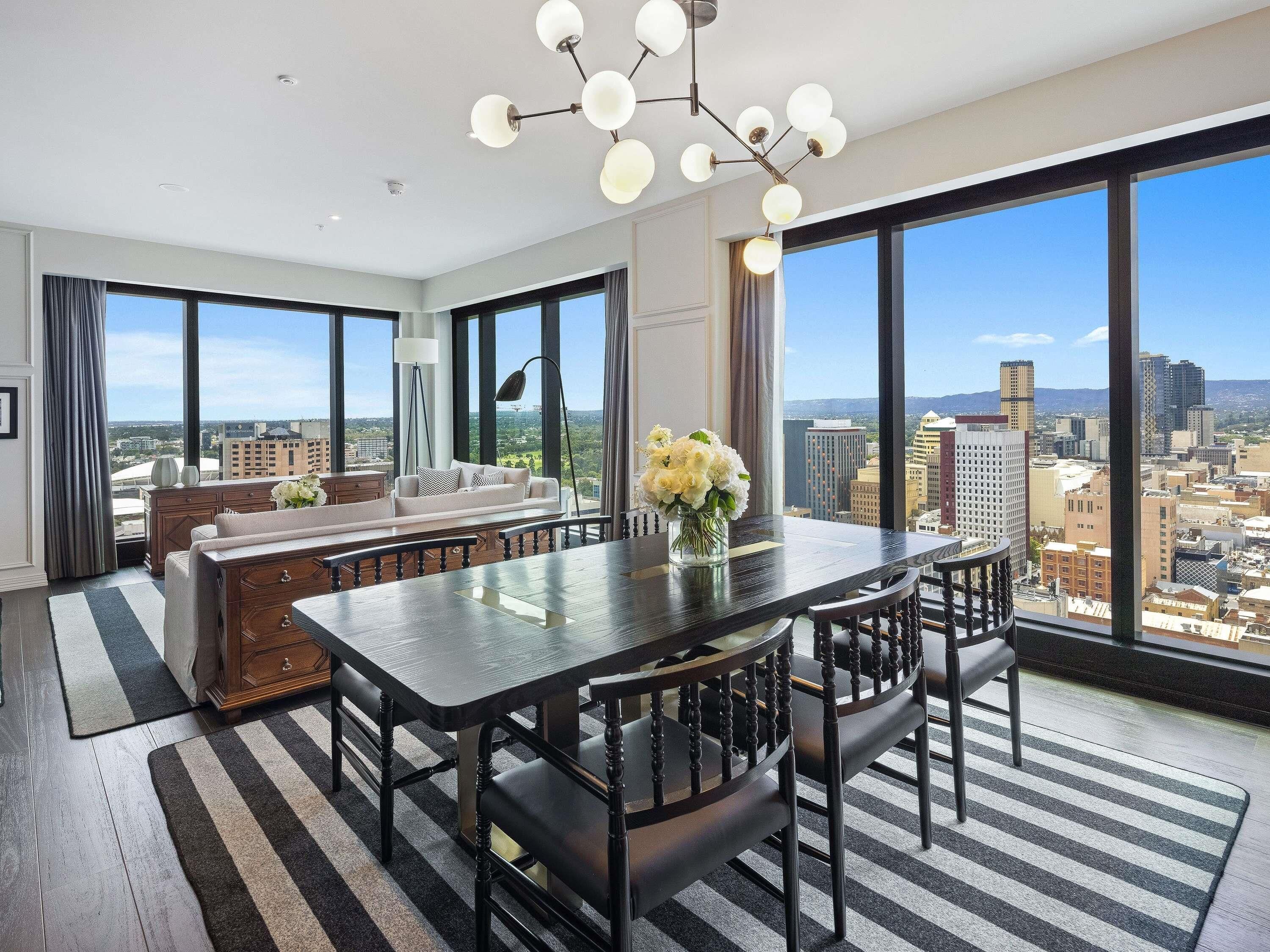 Peralatan tempat tidur hipoalergenik, bar mini, peti besi dalam bilik 