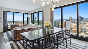 Peralatan tempat tidur hipoalergenik, bar mini, peti besi dalam bilik