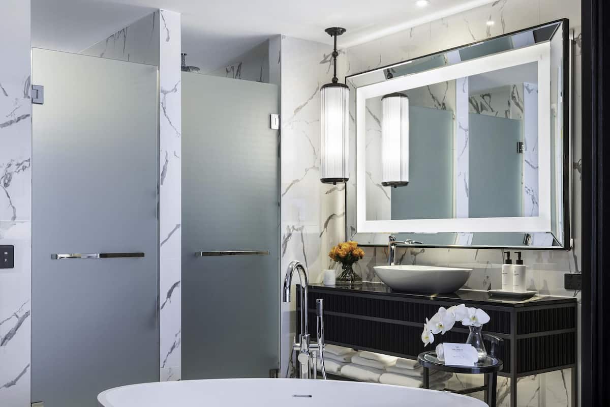 1 quarto, roupas de cama antialérgicas, frigobar, cofres nos quartos