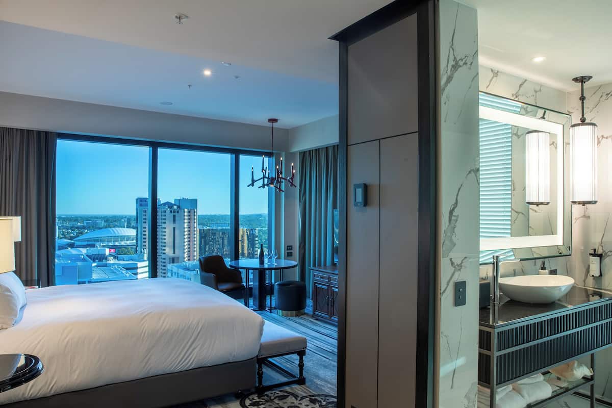 Deluxe-rum - 1 kingsize-sÀng - hörn | 1 sovrum, allergitestade sÀngklÀder och minibar