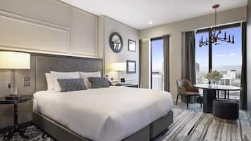 Roupas de cama antialérgicas, frigobar, cofres nos quartos