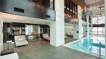 Kolam renang tertutup