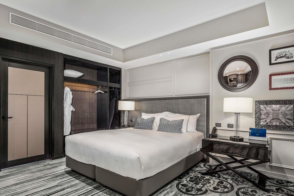 Junior Suite, 1 King Bed, Club lounge access | Hypo-allergenic bedding, minibar, in-room safe, laptop workspace