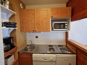 Fridge, microwave, dishwasher, coffee/tea maker