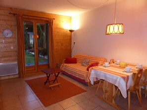 TV - 2 room cabin apartment for 6, terrace, pets allowed (Les Houches)