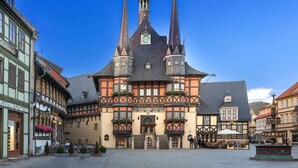 A historic building with a central tower, multiple windows, and a courtyard. - Ferienwohnung Fachwerktraum, Wernigerode (Wernigerode)