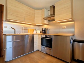 Réfrigérateur, four, lave-vaisselle, cafetière/bouilloire