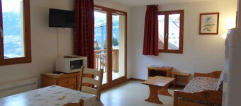 3-room apartment for 8 people with balcony 100m from lifts