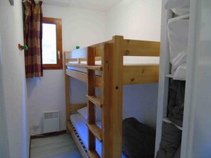 2 bedrooms, bed sheets