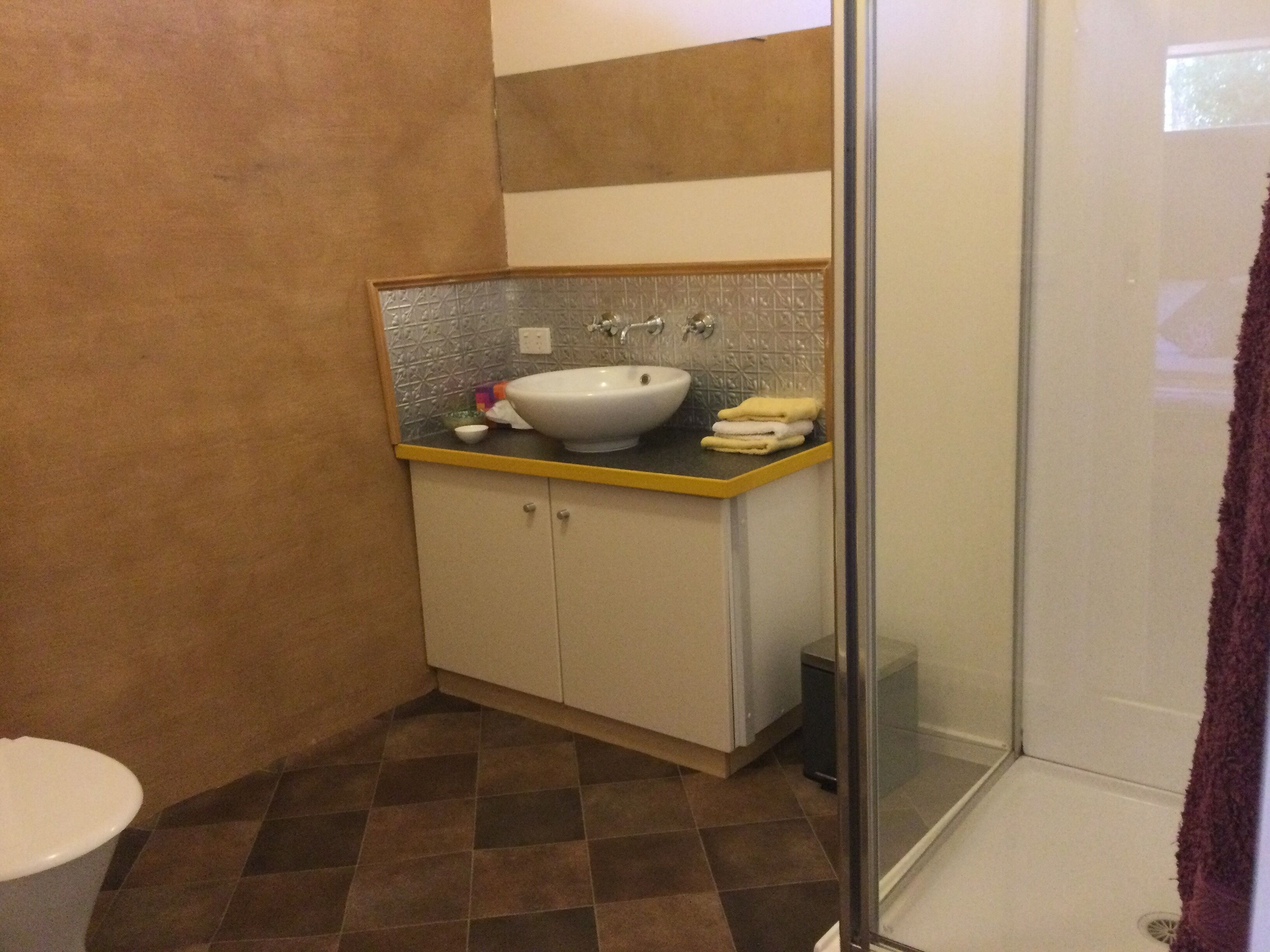 Ensemble douche/baignoire, serviettes fournies, savon, papier toilette