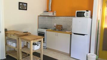 Réfrigérateur, micro-ondes, four, bouilloire électrique