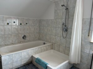 Regadera, toallas, papel de baño 
