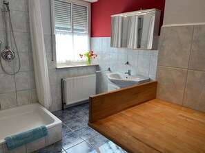 Douche, serviettes fournies, papier toilette