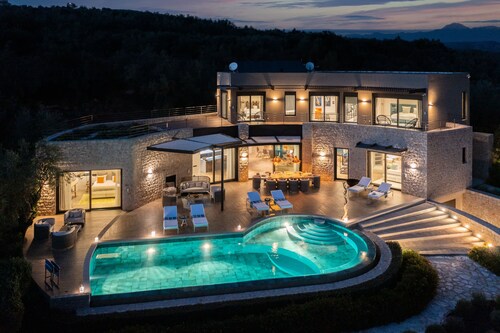 Captivating 5br Pool Villa Close Navarino Golf