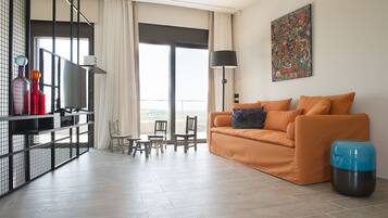 Villa | Wohnzimmer | 30-Zoll-Fernseher mit Kabelempfang, Kamin