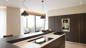 Biệt thự | Bếp riêng | Tủ lạnh, lò vi sóng, lò nướng, bếp nấu