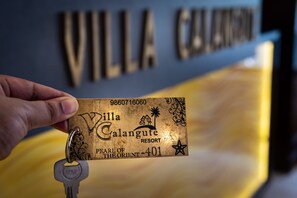 Nøglekort til Villa Galangute Resort med et nummer og navn.