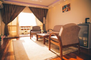 Egyptian cotton sheets, premium bedding, pillowtop beds, minibar