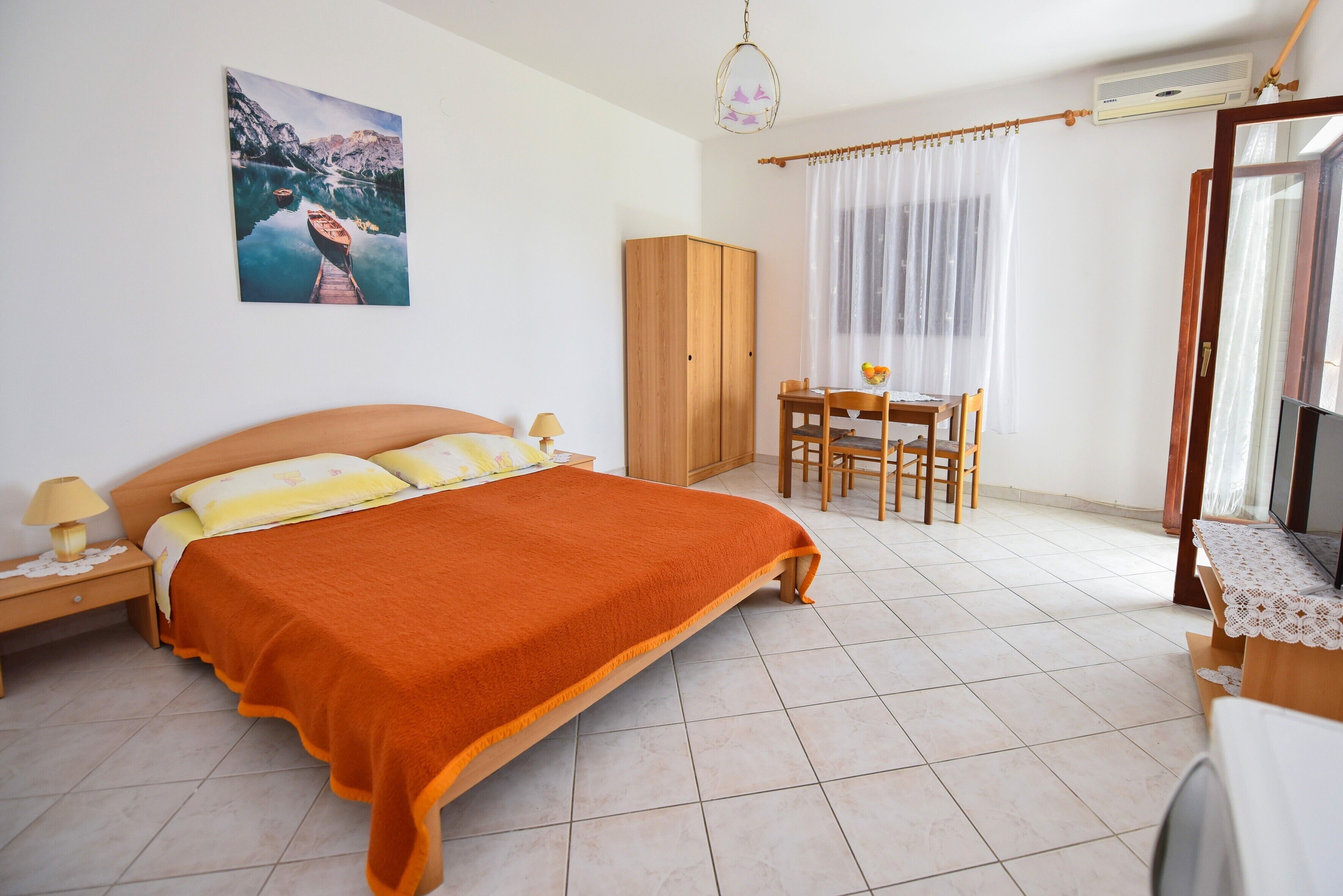 1 quarto, acesso à internet, roupa de cama