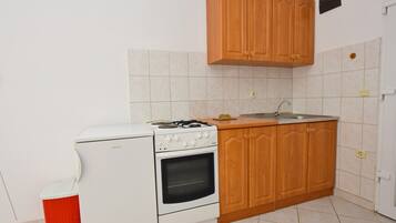 Geladeira, fogão, talheres/pratos/utensílios de cozinha