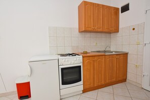 Refrigerador, horno y utensilios de cocina 