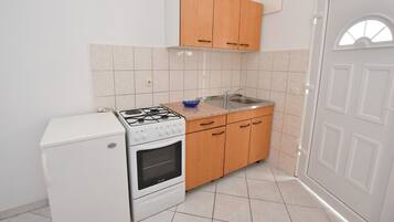 Kühlschrank, Ofen, Kochgeschirr/Geschirr/Besteck