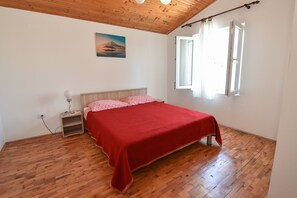 2 bedrooms, internet, bed sheets