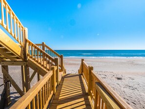 On the beach - Vintage Vacation Pet Friendly, Ocean Views! (Surf City)