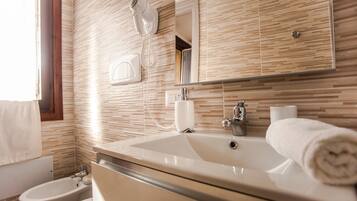 Suihku, hiustenkuivaaja, pyyhkeet