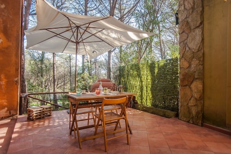 Outdoor dining. Holiday Home “Marisol” close to the Beach with Wi-Fi, A/C, Terraces & Garden