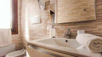 Douche, sĂšche-cheveux, serviettes fournies