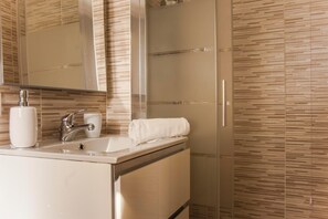 淋浴设施、吹风机、毛巾