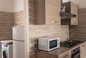 Een koelkast, een magnetron, een oven, een kookplaat