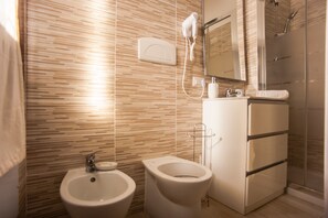 Dusche, Haartrockner, Handtücher