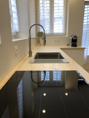 Kjøleskap, mikrobølgeovn, ovn og kokeplater