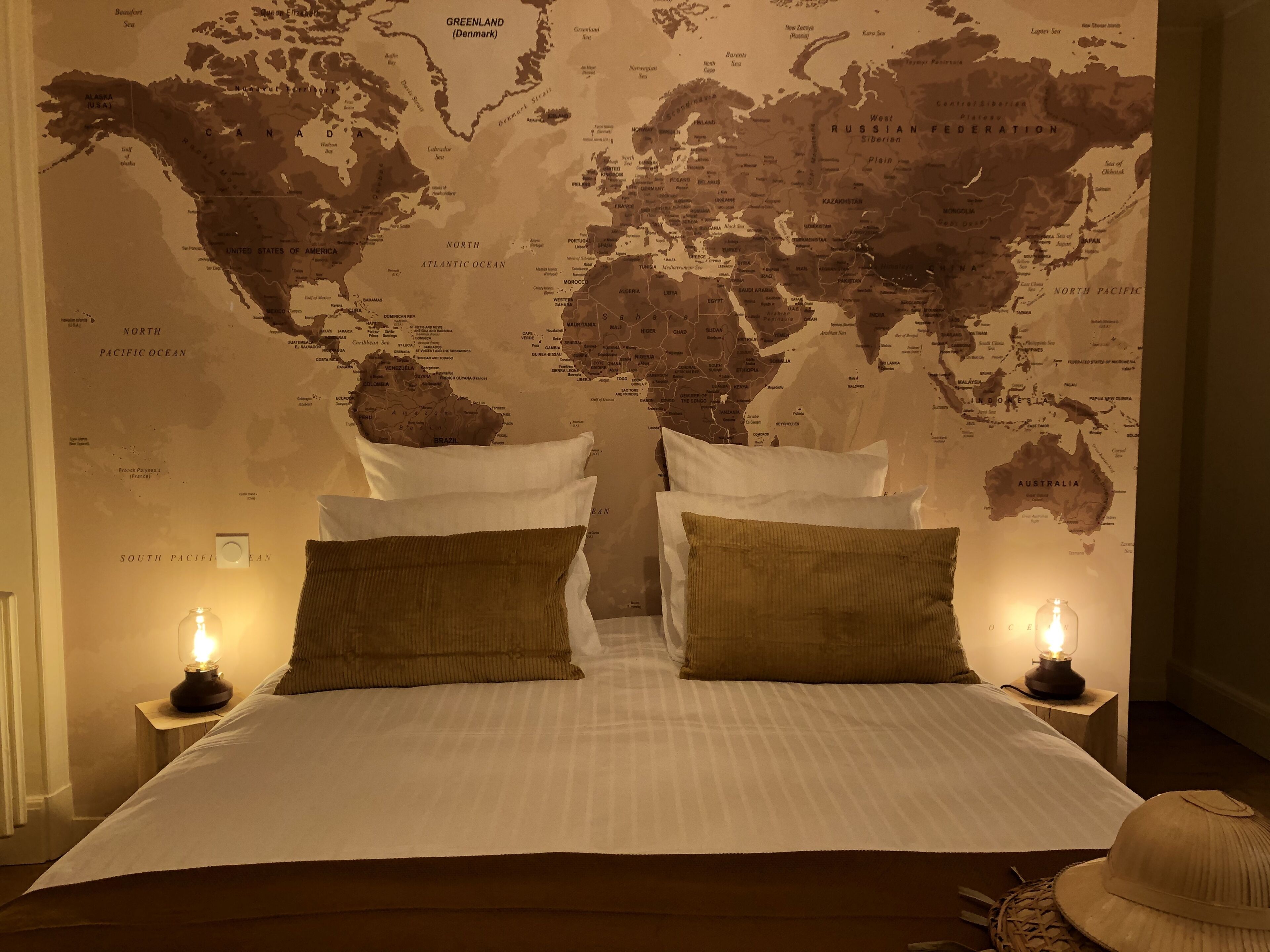 2 chambres, fer et planche à repasser, lit de bébé portatif