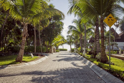 Private Tropical Home  with Pool