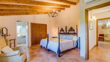 5 bedrooms, iron/ironing board, free WiFi, bed sheets