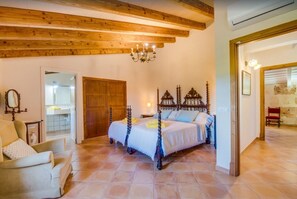 5 bedrooms, iron/ironing board, free WiFi, bed sheets