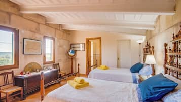 5 bedrooms, iron/ironing board, free WiFi, bed sheets