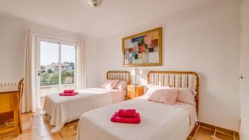 4 bedrooms, iron/ironing board, free WiFi, bed sheets