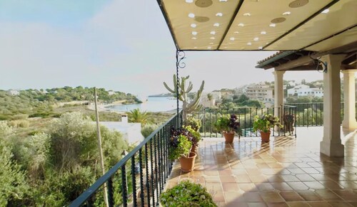 "Algueret" in Meeresnähe mit Meerblick, Pool, WLAN, Klimaanlage, Terrasse und Garten; Parkplatz