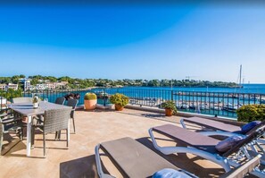 Outdoor dining - Seafront Penthouse “Es Port” with Sea View, Mountain View, Wi-Fi, A/C & Balcony (Santanyí)