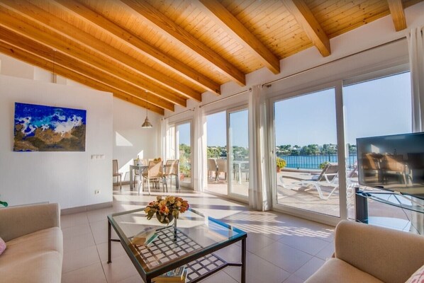 TV - Seafront Penthouse “Es Port” with Sea View, Mountain View, Wi-Fi, A/C & Balcony (Santanyí)
