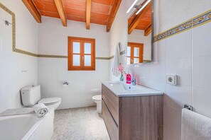 Baignoire, sĂšche-cheveux, serviettes fournies