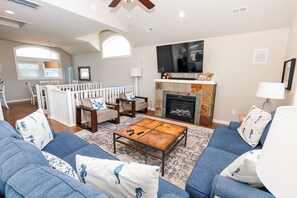 Una televisión, una chimenea