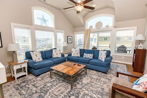 Una televisión, una chimenea