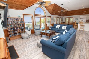 TV, fireplace, books - Soundfront, Sound views, Private Pool, Hot Tub! 509, Friday Harbor (Corolla)