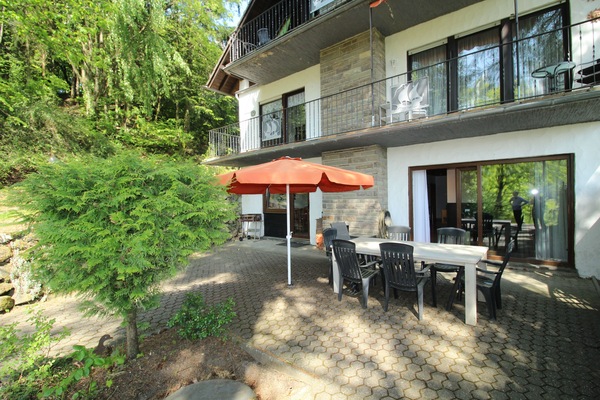 Blick von der Terrasse der Wohnung auf das Ferienhaus EifelNatur.